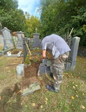 Sépulture en cours de restauration : intervention sur le monument.